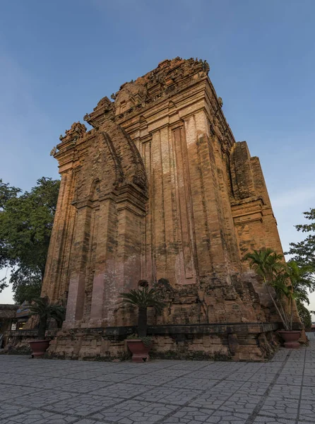 Torres do templo de Ponagar em Nha Trang — Fotografia de Stock
