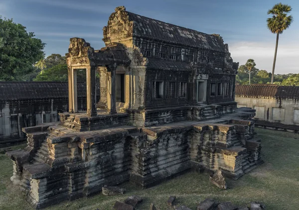 Świątynia Angkor Wat w gorący słoneczny poranek — Zdjęcie stockowe