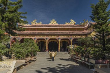 Buda oturan tapınak ve altın heykel