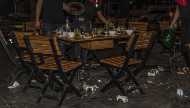 Vietnam yemekten sonra restoranda