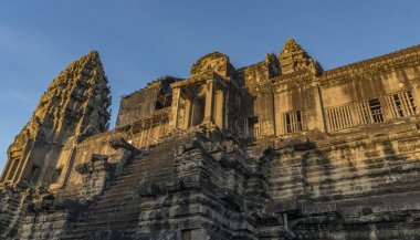 Sıcak güneşli akşam Angkor Wat yakınındaki tapınaklar