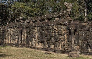 Yakınındaki güzel mavi gökyüzü ile Angkor Wat Tapınağı