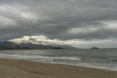 Nha Trang city yakınındaki Vietnam karanlık gün plajlar