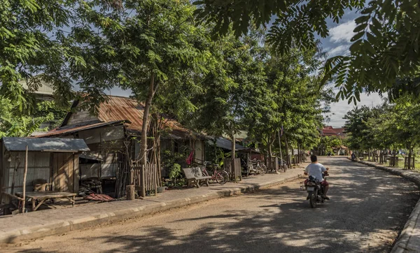 Personas en la calle y el campo en Siem Reap — Foto de Stock