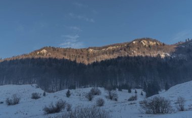 Dedinky köyünde soğuk sabah tepeden