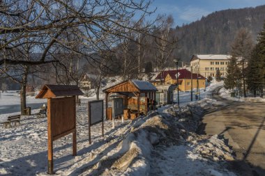 Kış soğuk sabah Dedinky Köyü