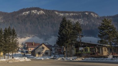 Kış soğuk sabah Dedinky Köyü