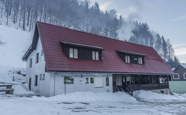 Koude winterochtend in Dedinky dorp — Stockfoto
