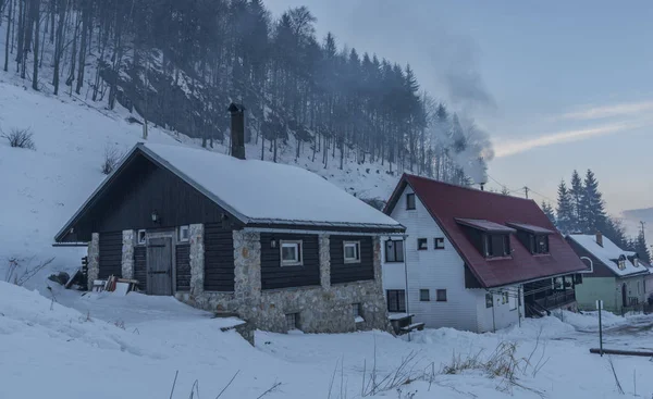 Koude winterochtend in Dedinky dorp — Stockfoto