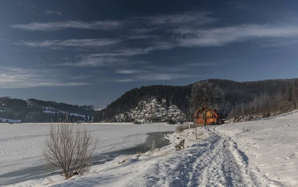 Zima zimny poranek w miejscowości Dedinky — Zdjęcie stockowe