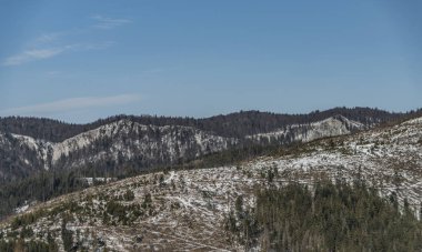 Kış soğuk sabah Dedinky Köyü yakınındaki