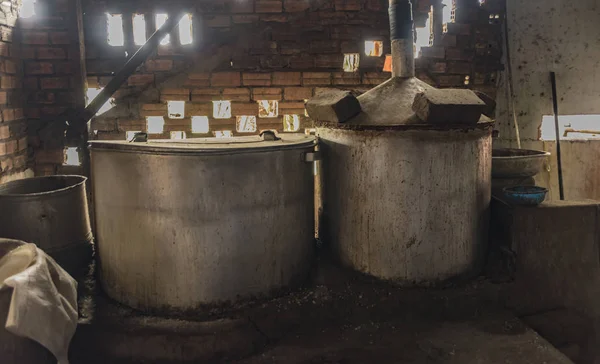 Fábrica de vino de arroz cerca de la ciudad de Da Lat — Foto de Stock