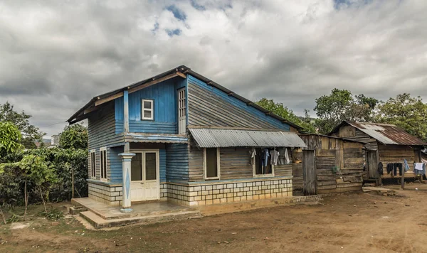 Antigua casa azul pobre cerca de Da Lat — Foto de Stock