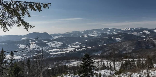 Kış soğuk sabah Dedinky Köyü yakınındaki — Stok fotoğraf