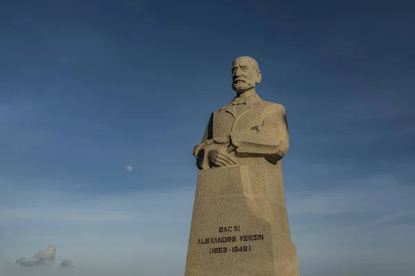 Grote standbeeld van man met blauwe lucht — Stockfoto