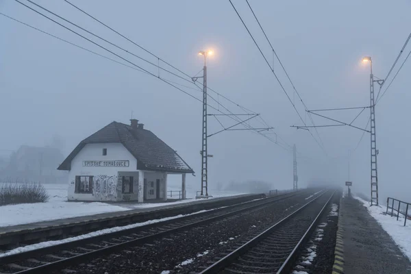 Station spisske tomasovce im nebel morgen — Stockfoto