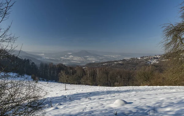 Vrabinec ・ ヒル付近の日当たりの良い冬の日 — ストック写真