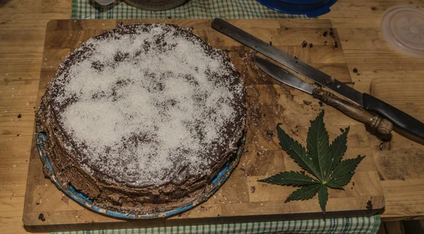 Chocolade marihuana cake met marihuana boter — Stockfoto