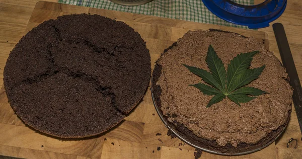 Ciasto czekoladowe marihuany z masłem marihuany — Zdjęcie stockowe