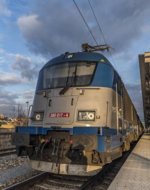 Gün batımı ile tren istasyonunda Prag Holesovice
