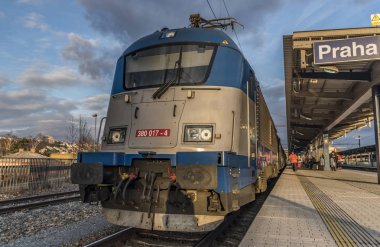 Gün batımı ile tren istasyonunda Prag Holesovice