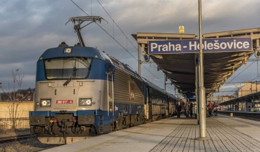 Gün batımı ile tren istasyonunda Prag Holesovice
