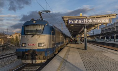 Gün batımı ile tren istasyonunda Prag Holesovice
