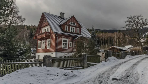 Oude huizen onder Jested heuvel in Liberec — Stockfoto