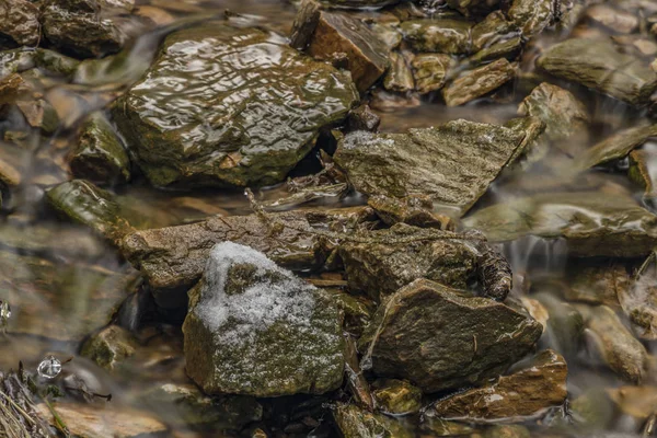 Ruisseau d'hiver givré sur la colline de Jested — Photo