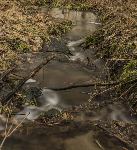 Arroyo de primavera en las montañas Ceske Stredohori — Foto de Stock