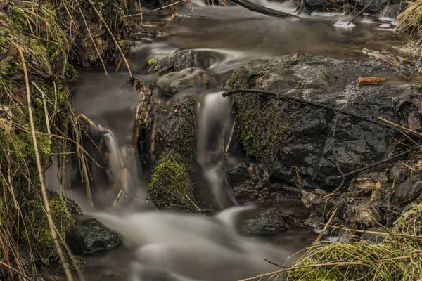 Arroyo de primavera en las montañas Ceske Stredohori — Foto de Stock