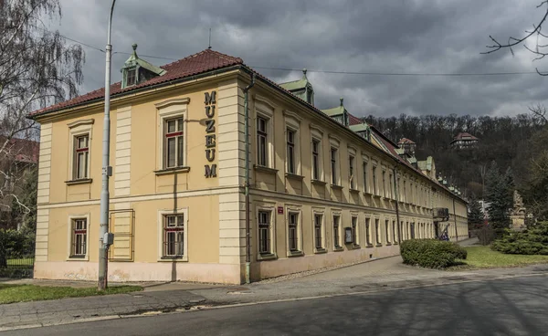 Decin Müzesi bulutlu ve güneşli gün evde — Stok fotoğraf