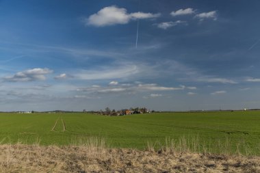 Yeşil bahar alanı ile küçük bir köy Hlinoviste