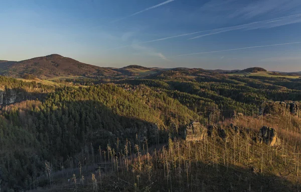 Puesta de sol en el parque nacional desde la colina — Foto de Stock