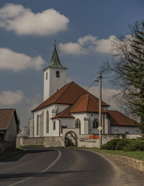 Chiesa nel villaggio Valtirov vicino alla strada principale — Foto Stock