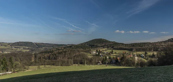 Probostov 村庄在春天阳光灿烂的日子 — 图库照片