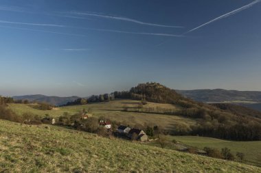 Akşam harabe Blansko kalesinin yakınındaki
