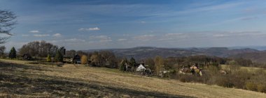 Bahar günü Pohori köyü yakınındaki çayır