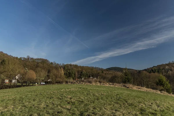 Zelené louce poblíž obce Bynov — Stock fotografie