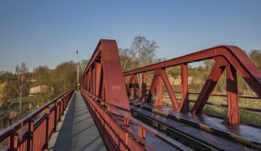 Demiryolu izlemek ve Bakov nad Jizerou alan köprü