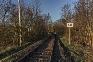 Demiryolu izlemek ve Bakov nad Jizerou alan köprü