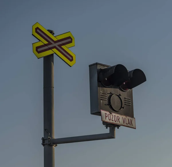 Järnvägsövergången med tecken i Tjeckien — Stockfoto