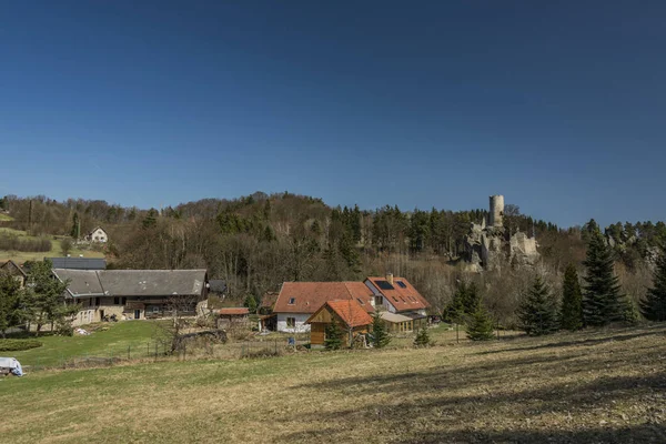 Hrad Frýdštejn v jarní slunečný den — Stock fotografie