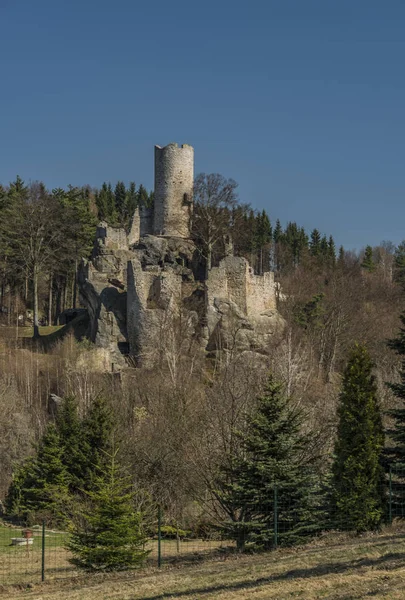 Frydstejn κάστρο στην ηλιόλουστη ημέρα άνοιξη — Φωτογραφία Αρχείου
