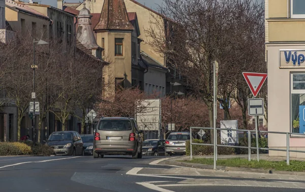 Rua com carros na cidade de Turnov — Fotografia de Stock