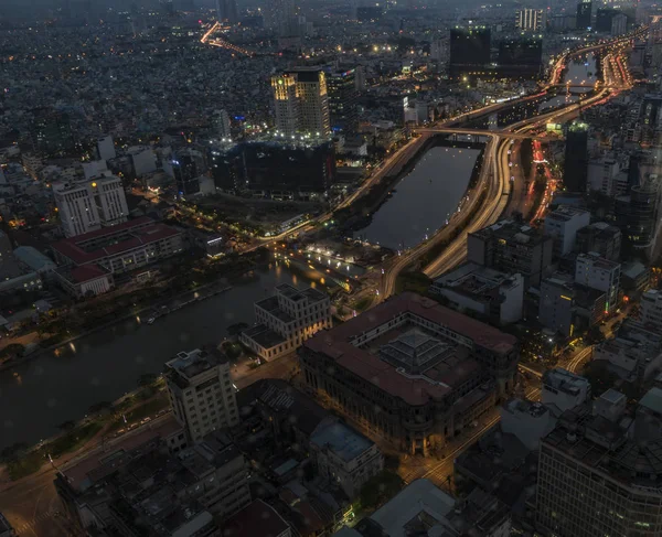 Ruas noturnas após o pôr do sol na cidade de Ho Chi Minh — Fotografia de Stock