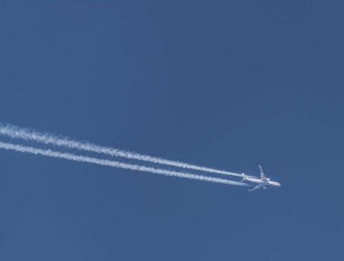 Mavi gökyüzü beyaz bulut ile uçakta