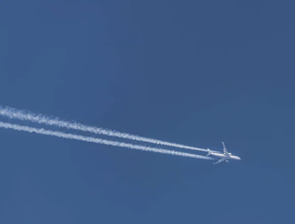 Airplane on blue sky with white cloud — Stock Photo, Image