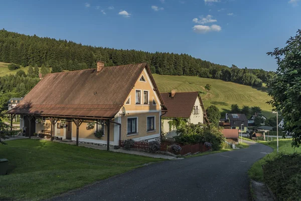 Zonnige zomerdag in Krkonose bergen met platteland huis — Stockfoto