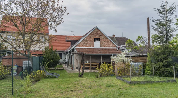 Edificio con jardín en el pueblo de Ratiskovice —  Fotos de Stock